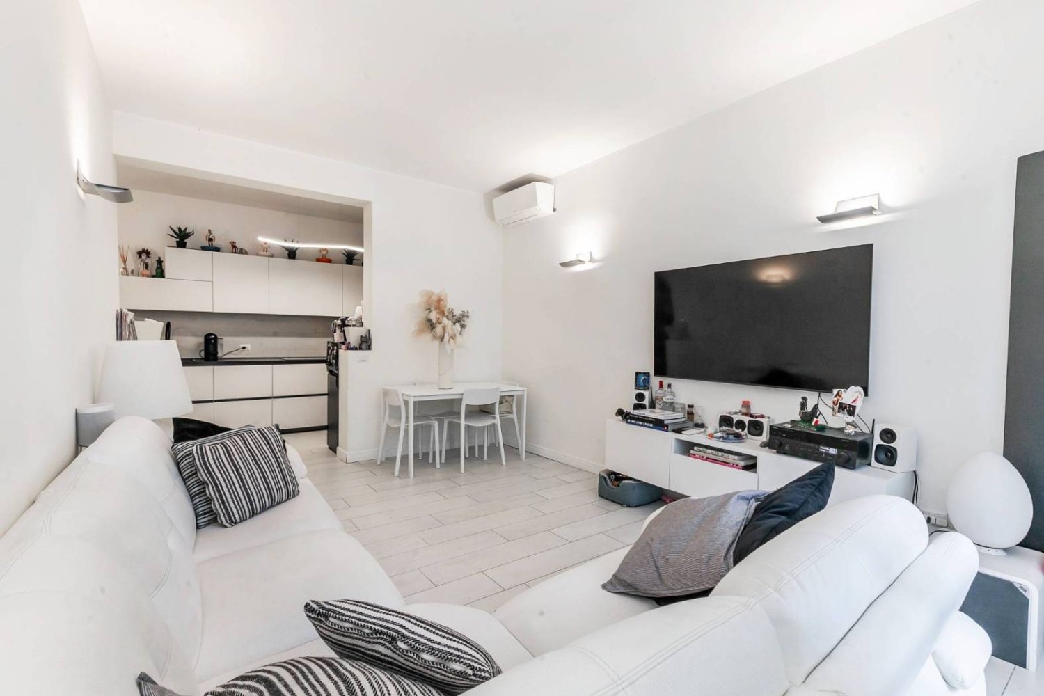 Apartamento de 2 dormitorios en Milan, Italy No. 294456