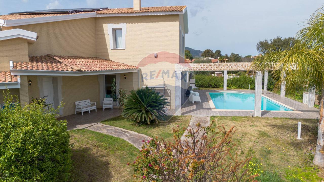 10 rooms Villa in Capoterra, Italy No. 35650