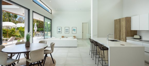 4 bedrooms Villa in Marbella, Spain No. 10114 2