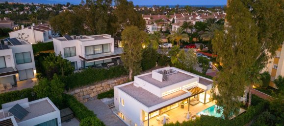 4 bedrooms Villa in Marbella, Spain No. 10114 10