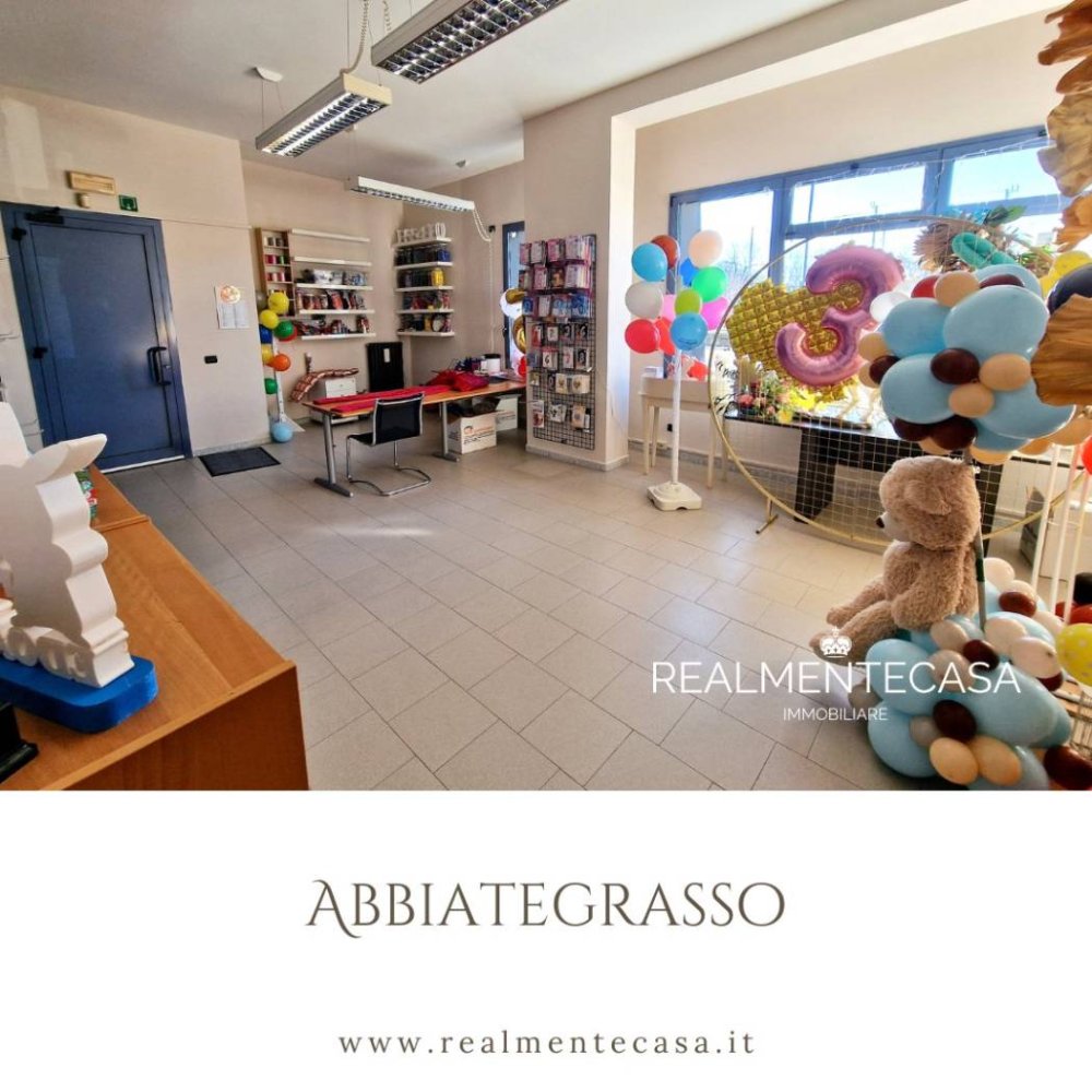 Propiedad comercial de 2 habitaciónes en Abbiategrasso, Italy No. 66297