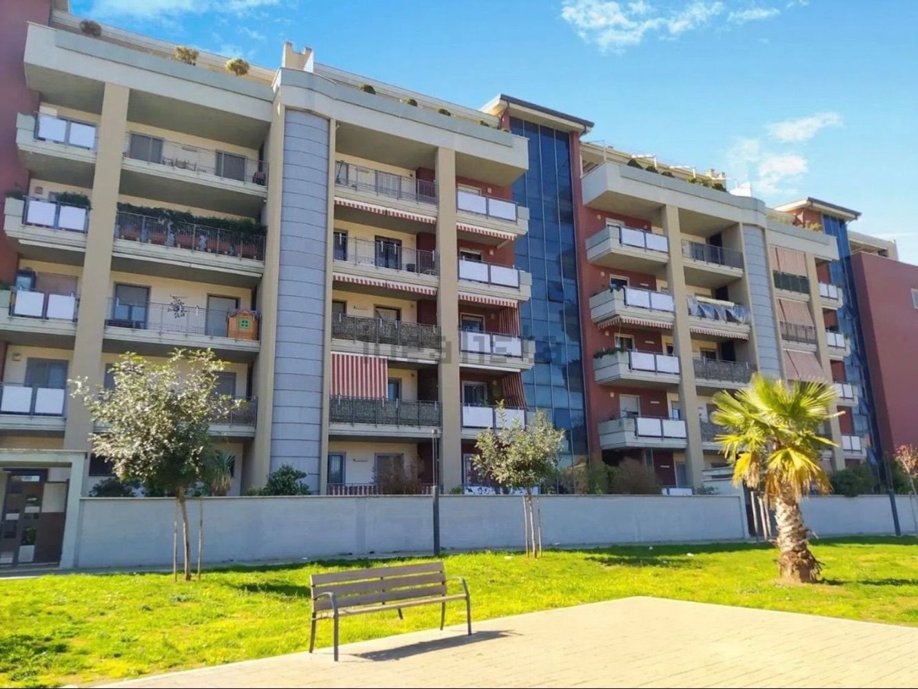 7 rooms Apartment in Trani, Italy No. 256947