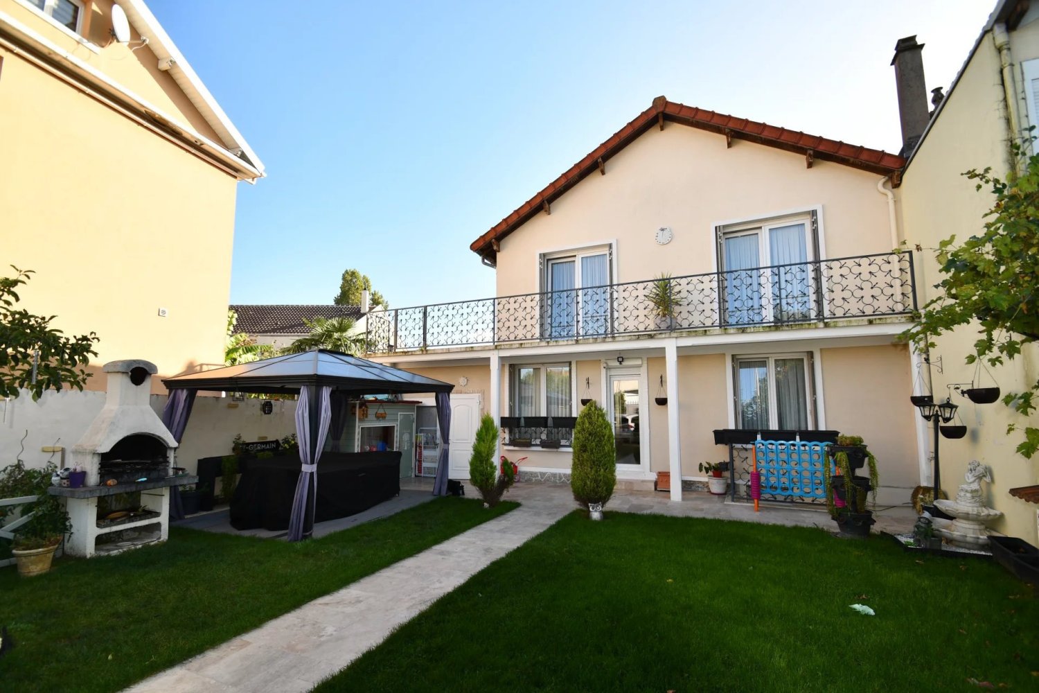 3 bedrooms House in Sevran, France No. 187246