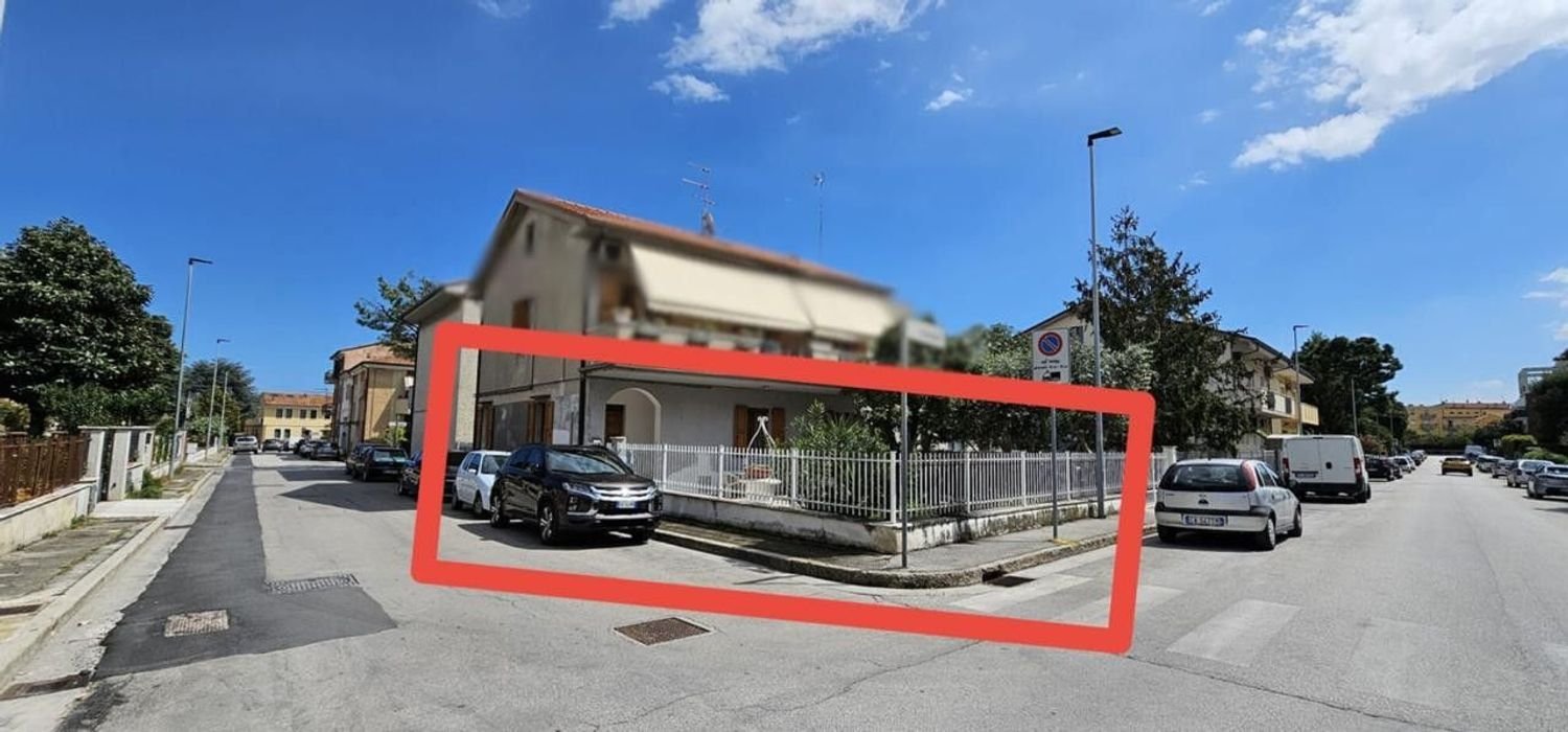 Квартира с 5 спальнями в Чивитанова Марке, Италия № 312225