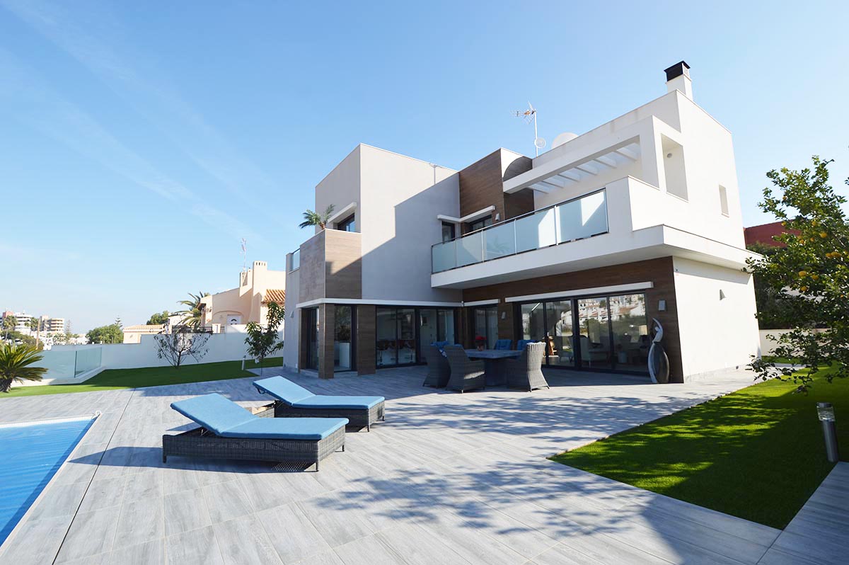 Villa de 4 dormitorios en Cabo Roig, Spain No. 505