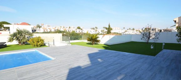 Villa de 4 dormitorios en Cabo Roig, Spain No. 505 3