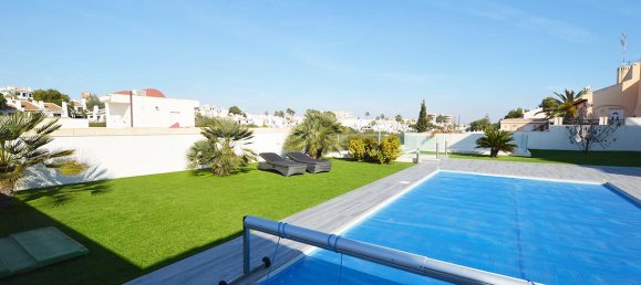 Villa de 4 dormitorios en Cabo Roig, Spain No. 505 2