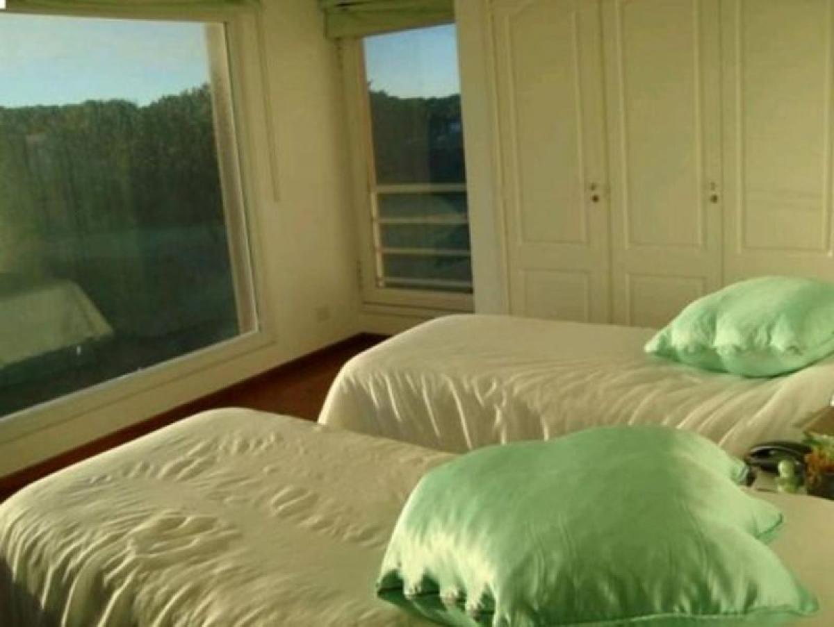 4 bedrooms House in Mar del Plata, Argentina No. 67209