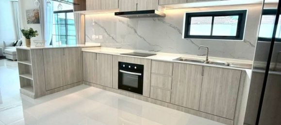 Вилла с 4 спальнями в Паттайя, Чонбури, Восточный Таиланд, Таиланд № 85566 5