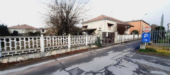 2 bedrooms Villa in Lungavilla, Italy No. 190243 7