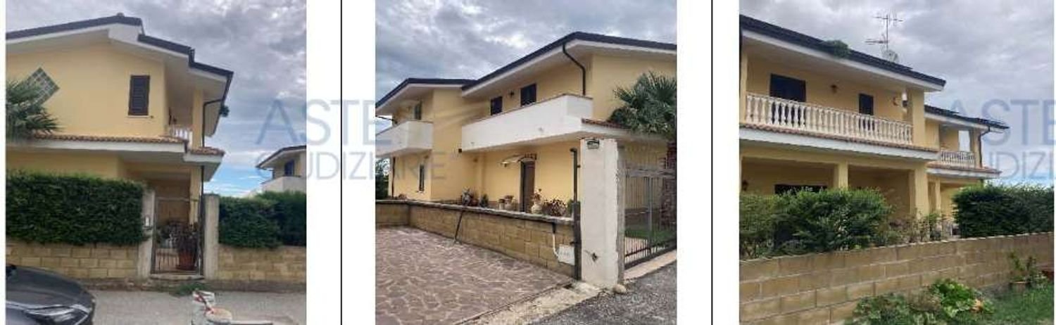 8 rooms Apartment in Sellia Marina, Italy No. 184742