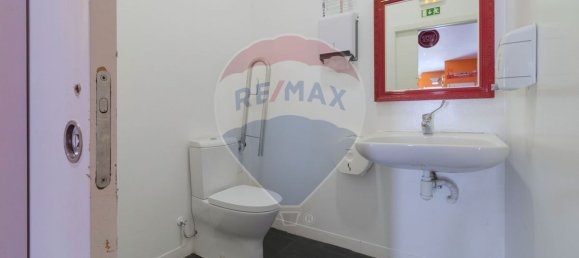 90m² Commercial property in Aveiro, Portugal No. 74457 12