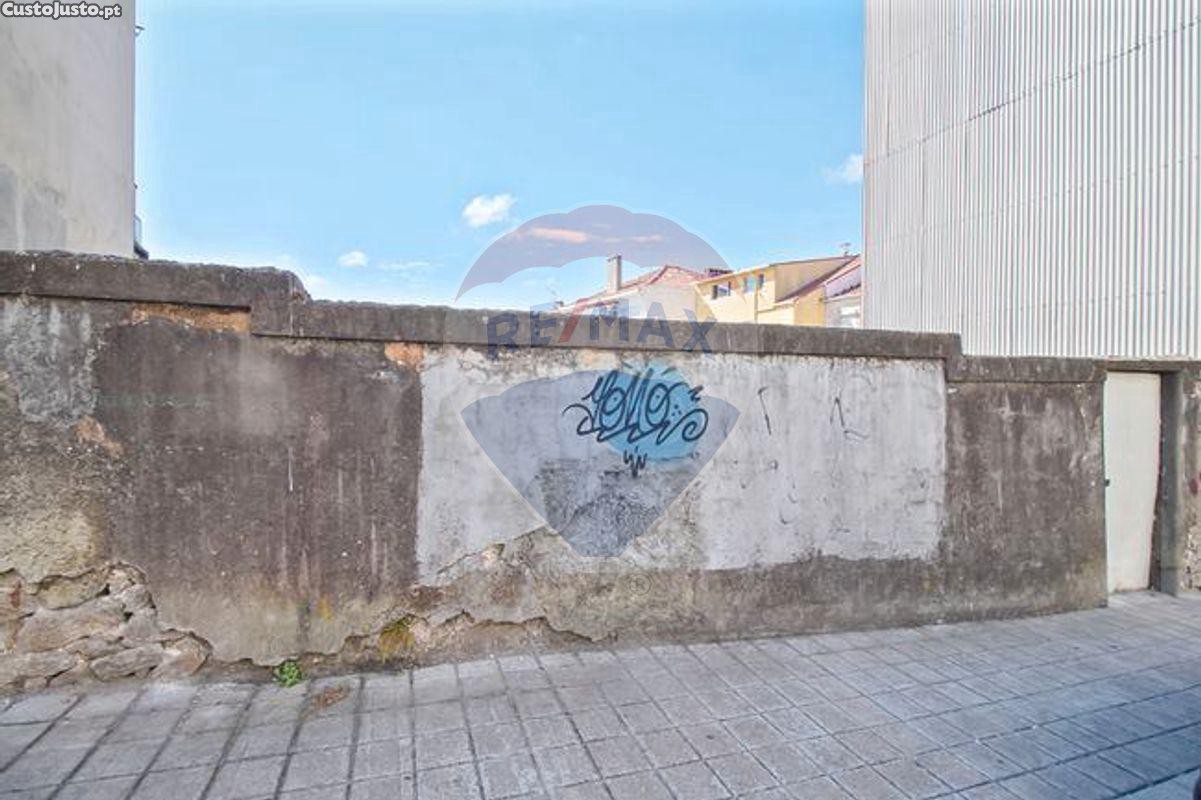 426m² Building in Porto, Portugal No. 136510