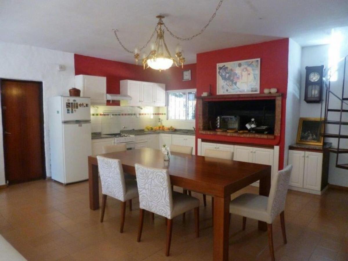 5 bedrooms House in Lanus, Argentina No. 88548