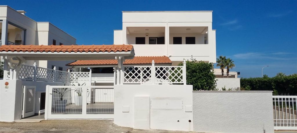 Casa de 3 dormitorios en Monopoli, Italy No. 184099