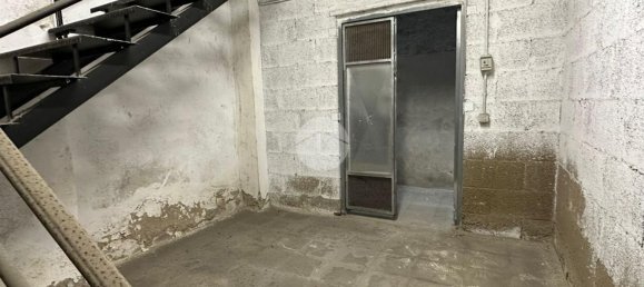 30m² Warehouse in Naples, Italy No. 88232 9