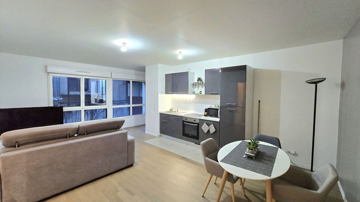 Apartamento de 3 dormitorios en Clichy, France No. 112020