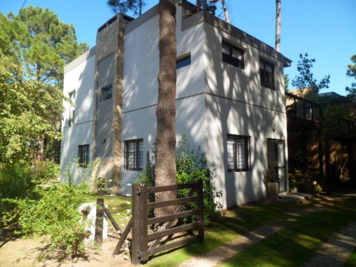 4 bedrooms House in Mar del Plata, Argentina No. 72710