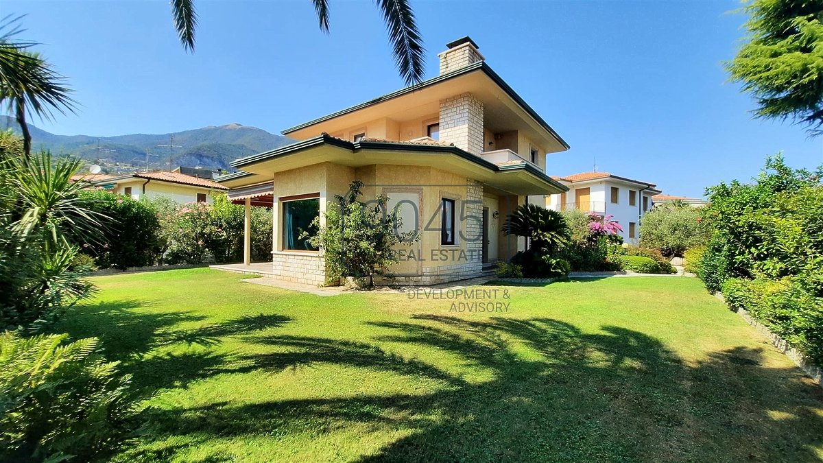 5 bedrooms Villa in Toscolano Maderno, Italy No. 404371