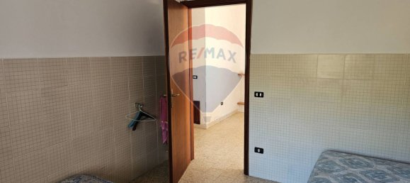 2 bedrooms Apartment in Contrada, Italy No. 52970 6