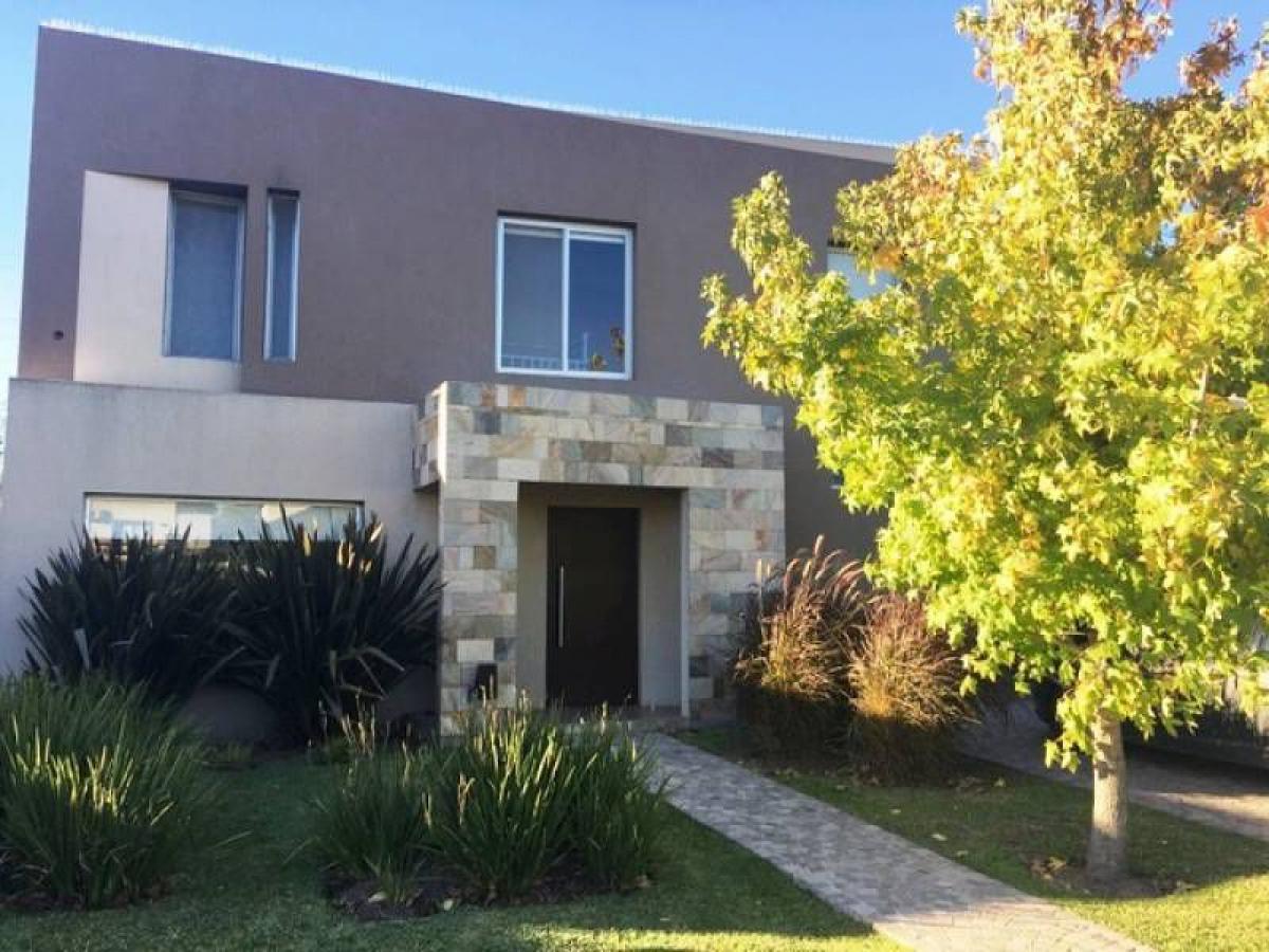 Casa de 3 dormitorios en Pilar, Argentina No. 84479