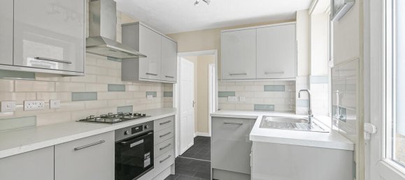 Casa T3 em Surrey, United Kingdom N.º 8571 3