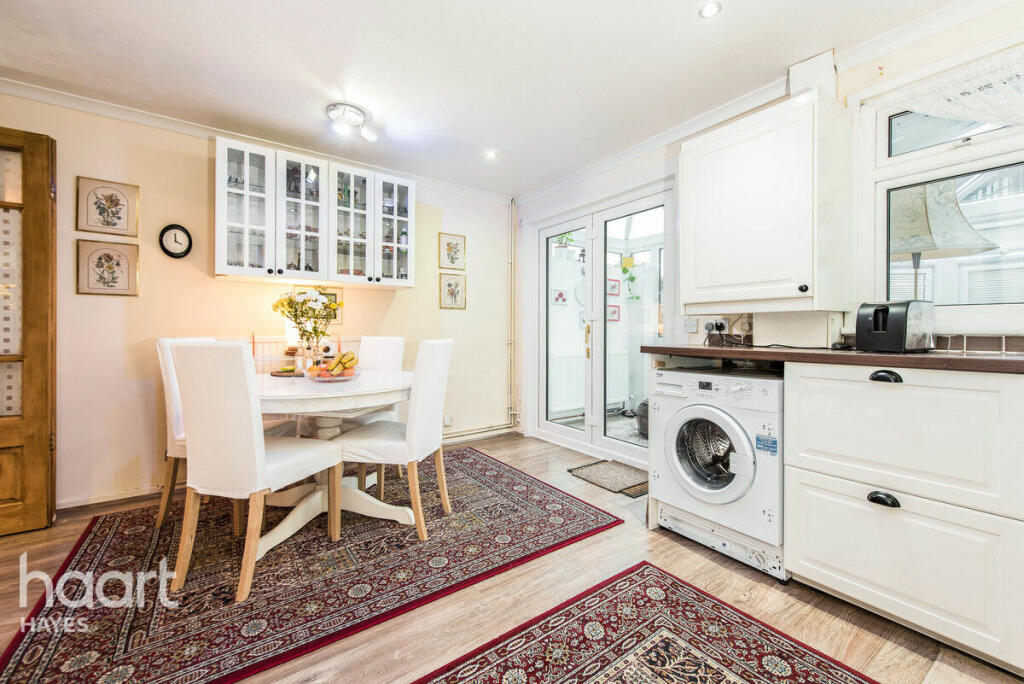 3 bedrooms House in Hayes, United Kingdom No. 5046