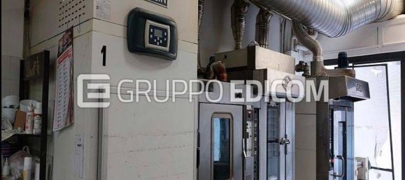 184m² Commercial property in Catanzaro, Italy No. 381769 3