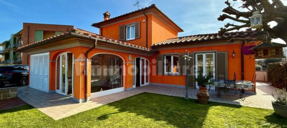 Villa de 3 dormitorios en Montale, Italy No. 253077 20