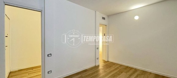 2 bedrooms Apartment in Milan, Italy No. 273492 4