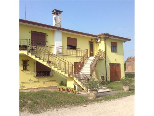 3 bedrooms Villa in Gavello, Italy No. 11520