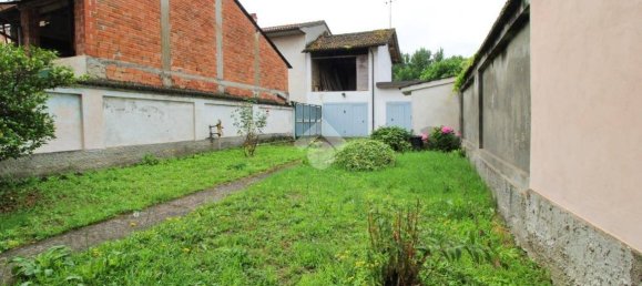 5 bedrooms House in Mezzana Bigli, Italy No. 89863 6