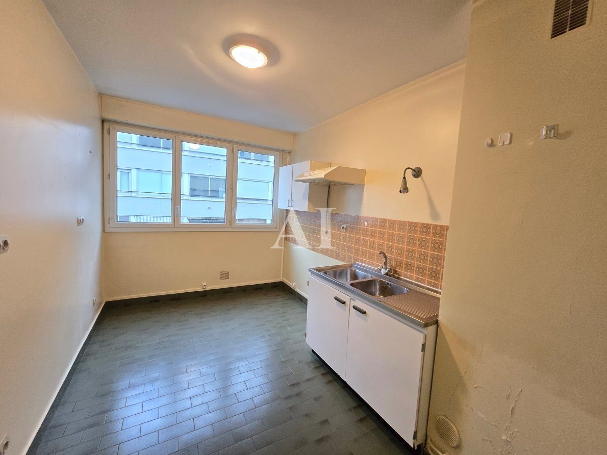 3 bedrooms Apartment in Bourges, France No. 79996