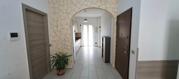 3 Schlafzimmer Wohnung in Varese, Italy, Nr. 312008 7