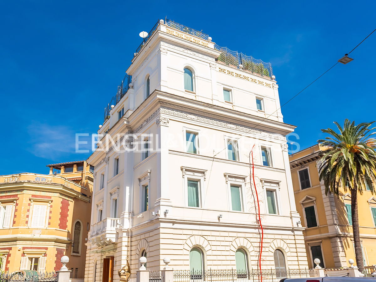 26 rooms Building in Rome, Italy No. 108546