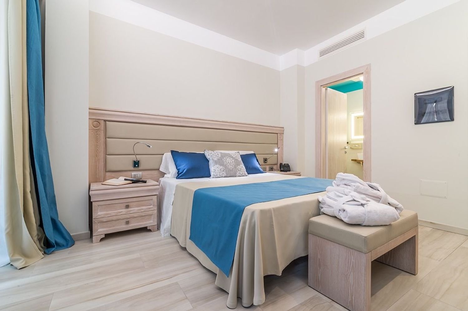 1000m² Building in Cagliari, Italy No. 297103