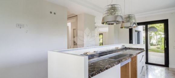 6 bedrooms Villa in Marbella, Spain No. 98933 13