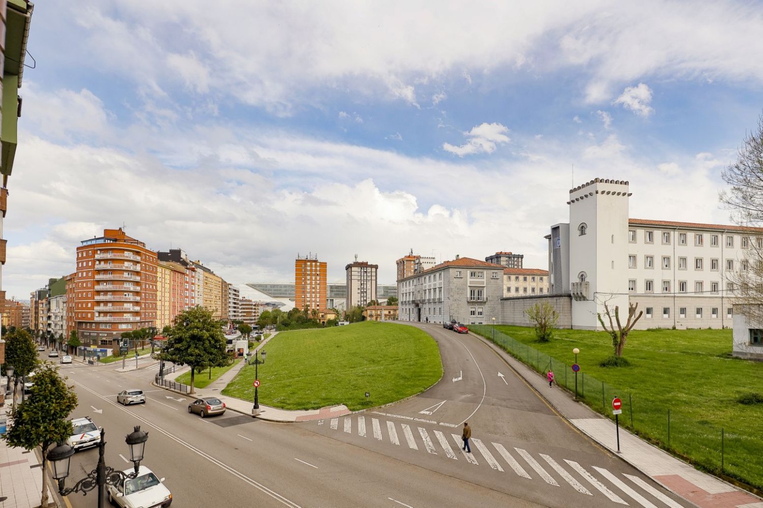 Apartamento de 4 dormitorios en Oviedo, Spain No. 156213