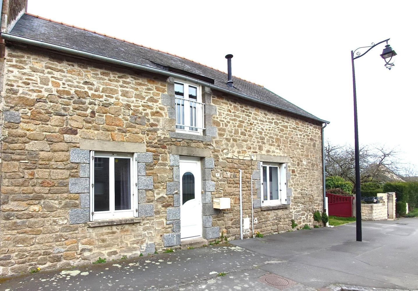 Casa de 3 dormitorios en Miniac-Morvan, France No. 276022