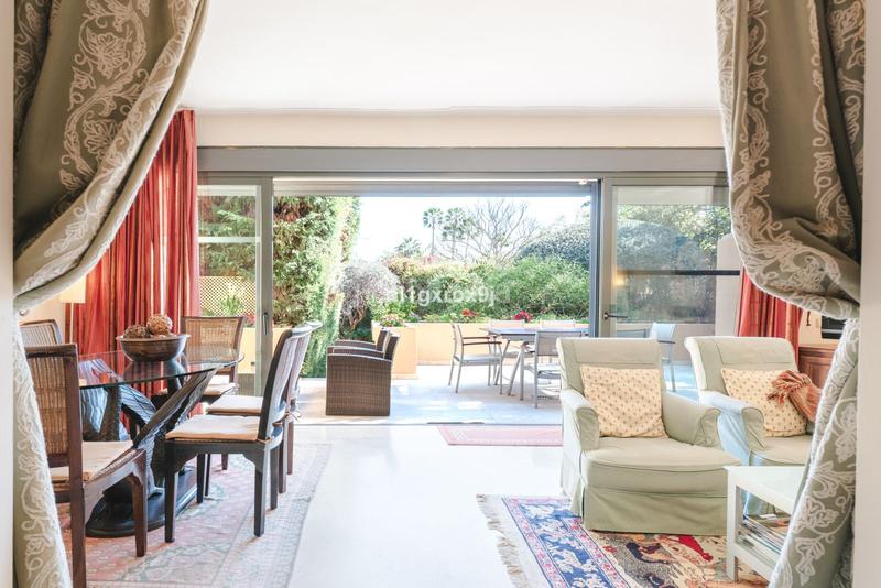 Dúplex de 2 dormitorios en Marbella, Spain No. 52194