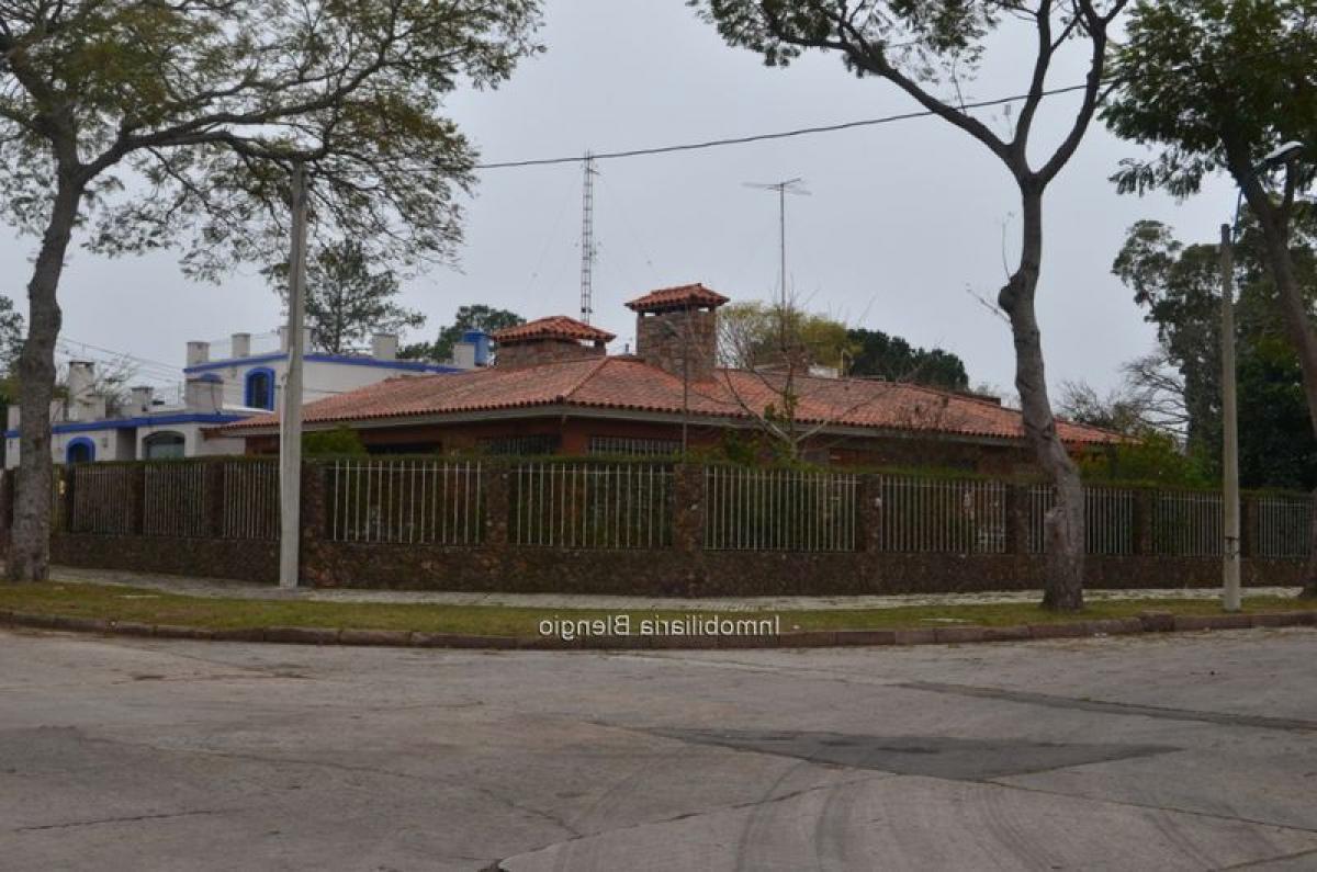 4 bedrooms House in Montevideo, Uruguay No. 2893