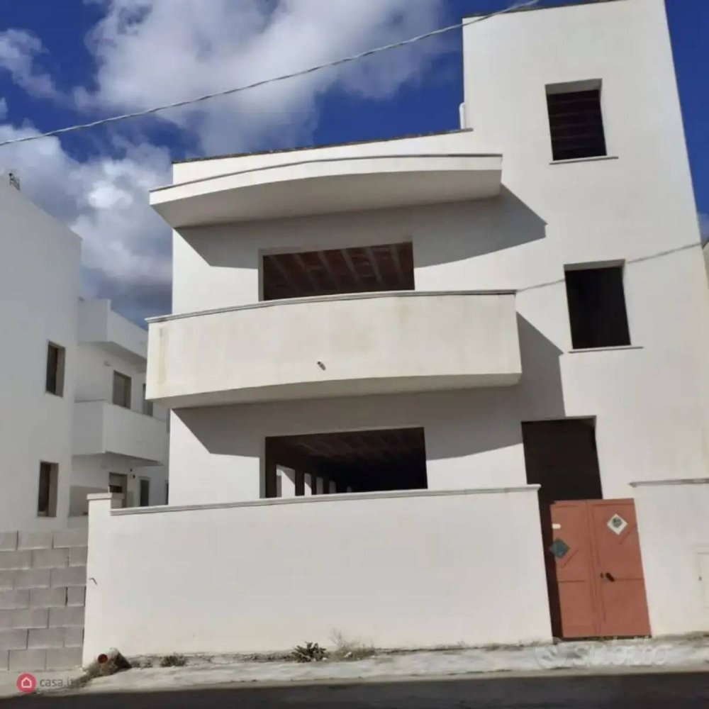 Casa de 10 habitaciónes en Casarano, Italy No. 304391