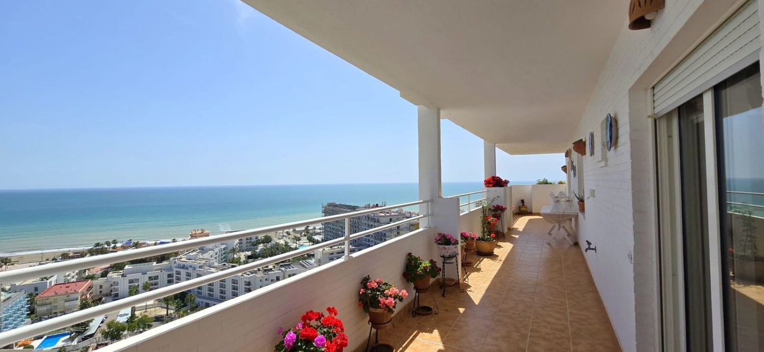 Квартира с 4 спальнями в Торремолинос, Испания № 148820