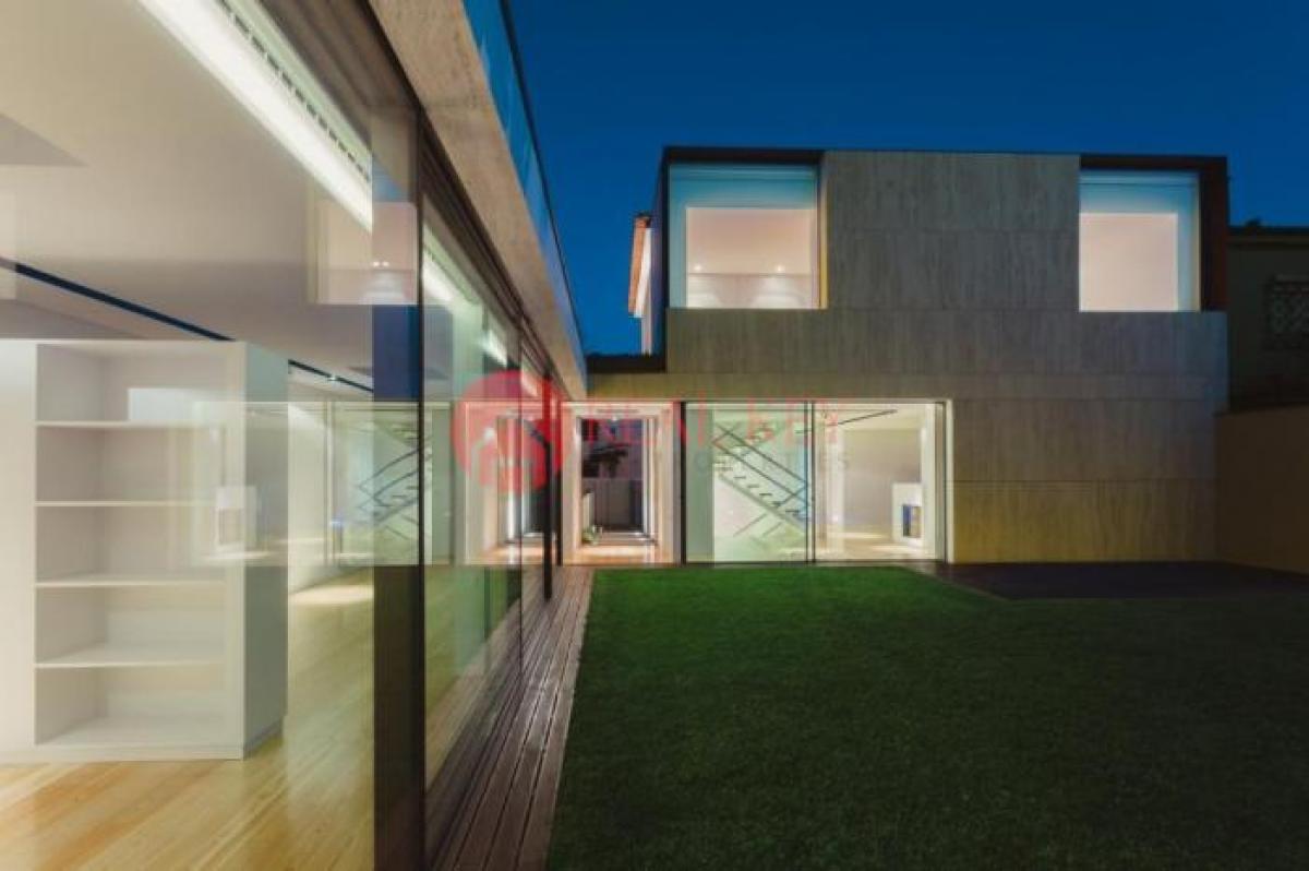 Дом с 3 спальнями в Порту, Португалия № 2614