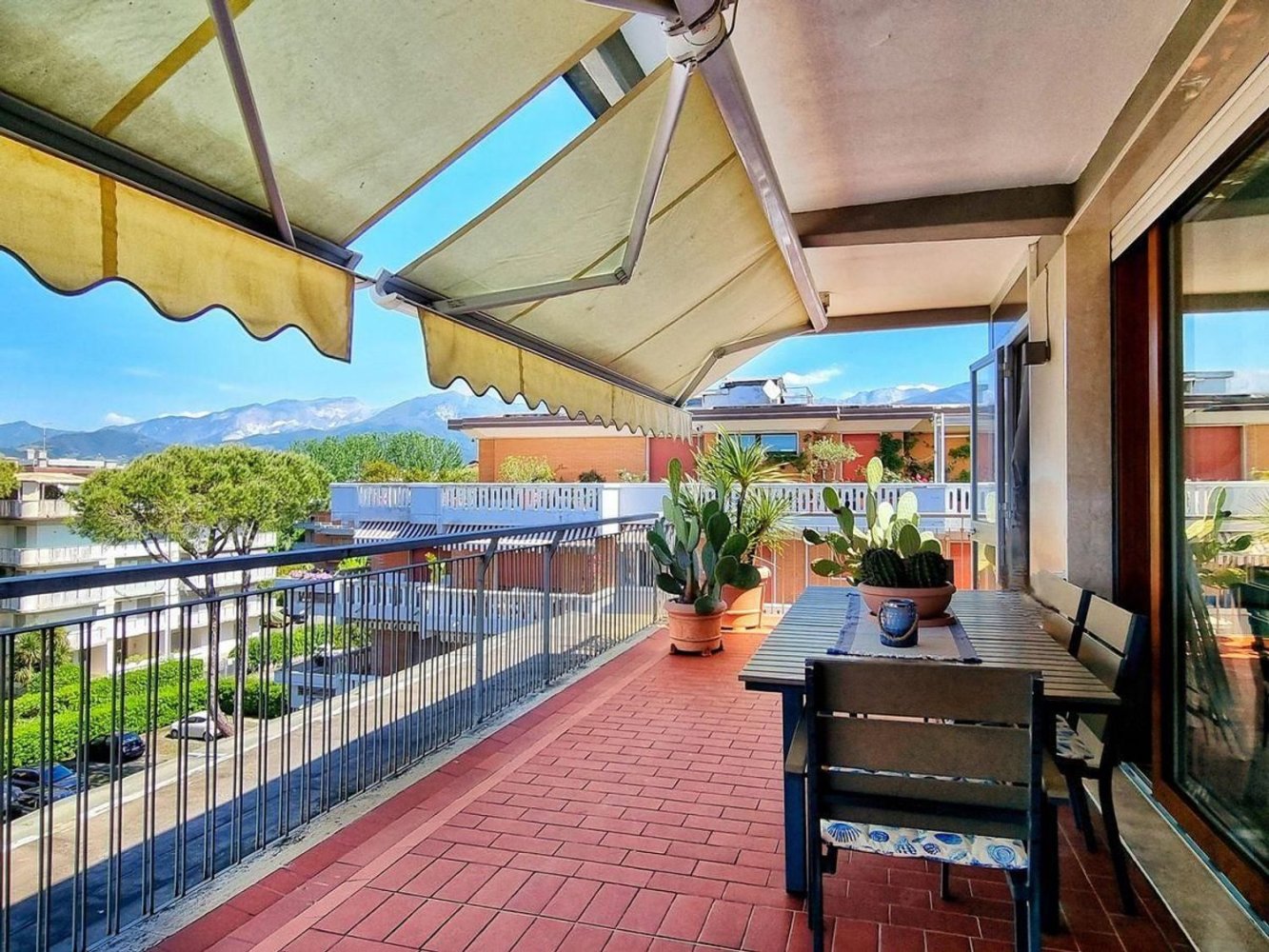 Ático de 4 habitaciónes en Massa, Italy No. 284399