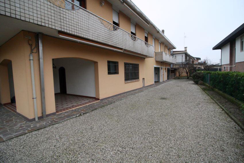 Вилла с 7 комнатами в Новента Падована, Италия № 32548