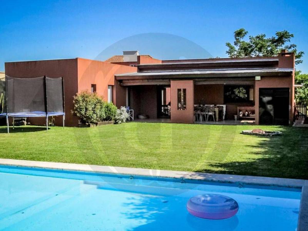 Casa de 3 dormitorios en Tigre, Argentina No. 77150