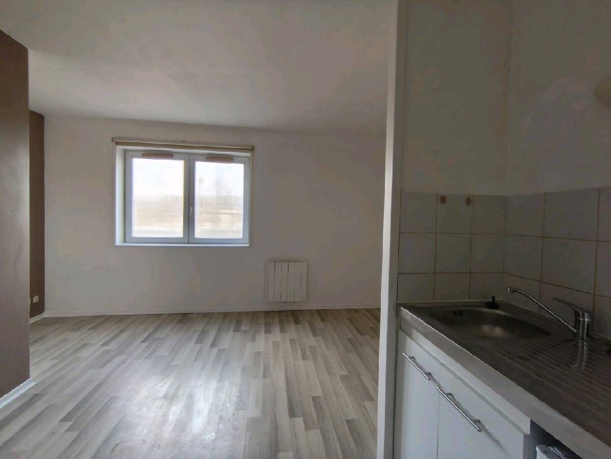 Studio in Pontoise, France No. 131120