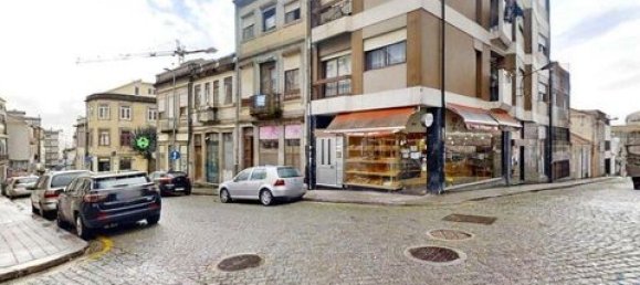 320m² Commercial property in Porto, Portugal No. 151659 3