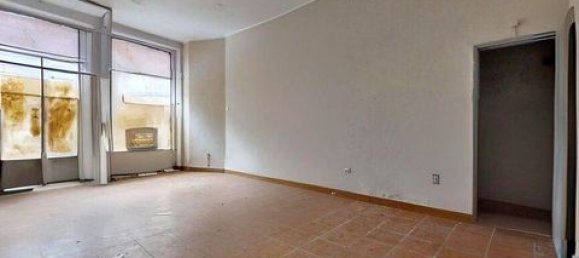 320m² Commercial property in Porto, Portugal No. 151659 5